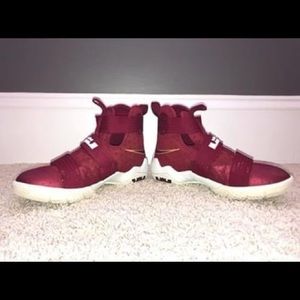 Lebron NIKE Soldier, size 3.5Y, GREAT CONDITION!